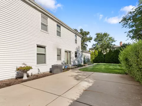 Exterior - 3925 Charlemagne Dr, Hoffman Estates, IL 60192 photo 6 of 6
