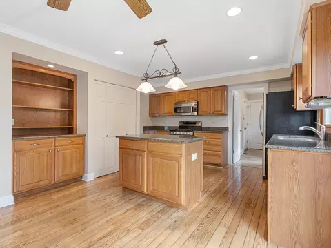 Kitchen - 3925 Charlemagne Dr, Hoffman Estates, IL 60192 photo 3 of 3