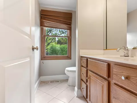 Bath - 3925 Charlemagne Dr, Hoffman Estates, IL 60192 photo 1 of 4
