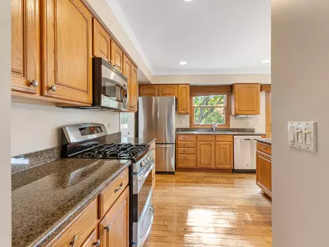 Kitchen - 3925 Charlemagne Dr, Hoffman Estates, IL 60192 photo 2 of 3