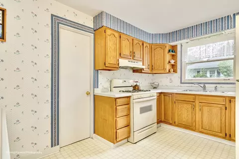 838 Cedar Ave, Elgin, IL 60120 photo 12
