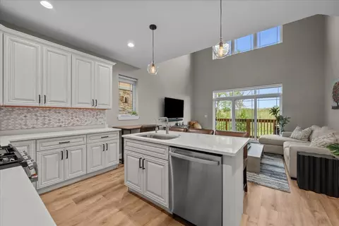 Kitchen - 64 Prairie Ct, Wheeling, IL 60090 photo 1 of 2