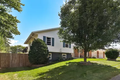 745 Towne Dr, Freeport, IL 61032 photo 2