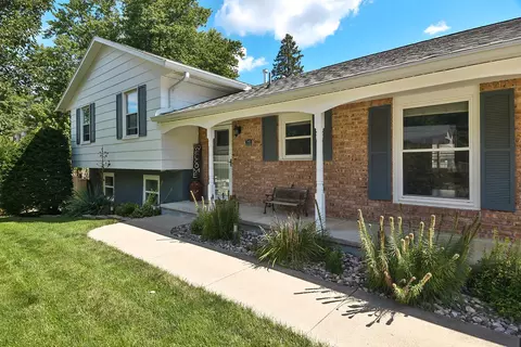 745 Towne Dr, Freeport, IL 61032