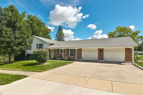 745 Towne Dr, Freeport, IL 61032 photo 3