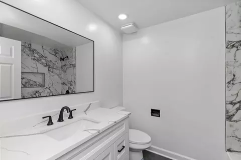 Bath - 1810 E Boulder Dr, Mount Prospect, IL 60056 photo 1 of 4