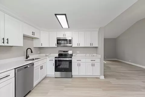 Kitchen - 1810 E Boulder Dr, Mount Prospect, IL 60056 photo 3 of 4