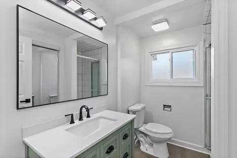 Bath - 1810 E Boulder Dr, Mount Prospect, IL 60056 photo 3 of 4