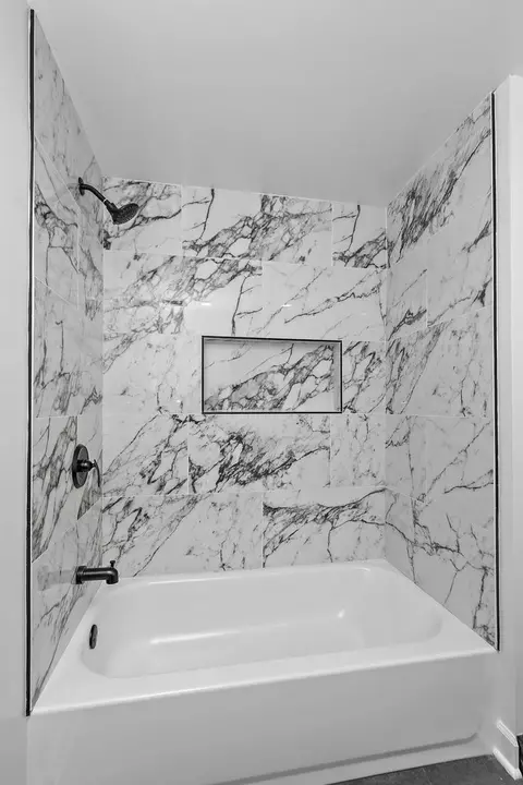 Bath - 1810 E Boulder Dr, Mount Prospect, IL 60056 photo 2 of 4