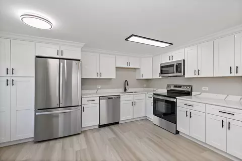 Kitchen - 1810 E Boulder Dr, Mount Prospect, IL 60056 photo 2 of 4