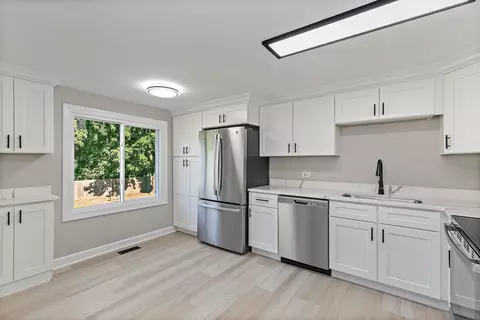 Kitchen - 1810 E Boulder Dr, Mount Prospect, IL 60056 photo 4 of 4
