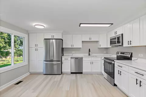 Kitchen - 1810 E Boulder Dr, Mount Prospect, IL 60056 photo 1 of 4