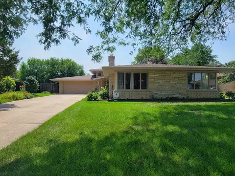 6715 W Wyandot Dr, Palos Heights, IL 60463