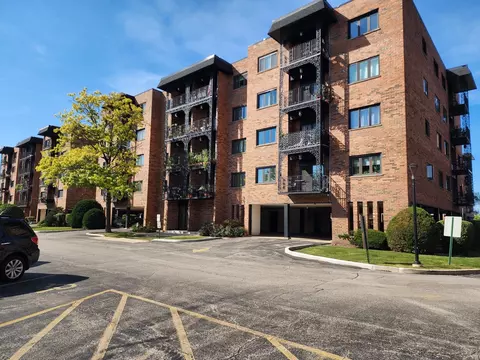 9356 Landings Ln #403, Des Plaines, IL 60016