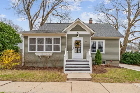 211 E Russell St, Barrington, IL 60010