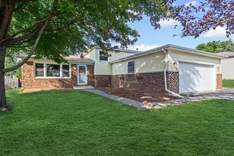1718 Patricia Ln, Saint Charles, IL 60174