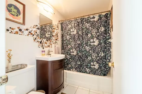 Bath - 2201 Benjamin Ln #6, Bloomington, IL 61701 photo 2 of 2