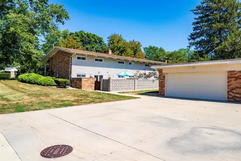 Exterior - 2201 Benjamin Ln #6, Bloomington, IL 61701 photo 6 of 11