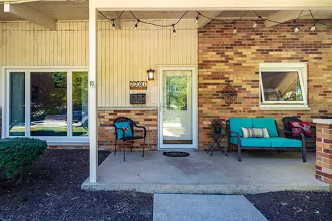 Exterior - 2201 Benjamin Ln #6, Bloomington, IL 61701 photo 1 of 11