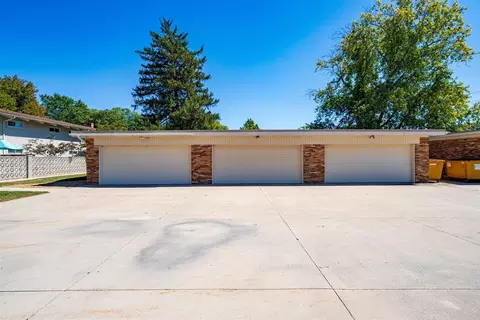 Exterior - 2201 Benjamin Ln #6, Bloomington, IL 61701 photo 7 of 11