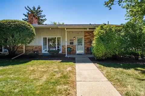 2201 Benjamin Ln #6, Bloomington, IL 61701