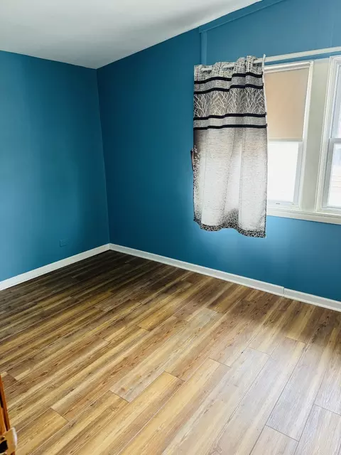 Bedroom - 2017 Pine St #B, Des Plaines, IL 60018 photo 1 of 6