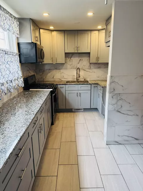 Kitchen - 2017 Pine St #B, Des Plaines, IL 60018 photo 1 of 2