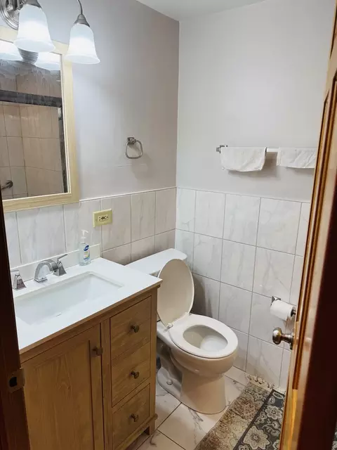 Bath - 2017 Pine St #B, Des Plaines, IL 60018 photo 2 of 3