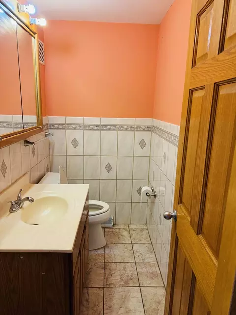 Bath - 2017 Pine St #B, Des Plaines, IL 60018 photo 1 of 3