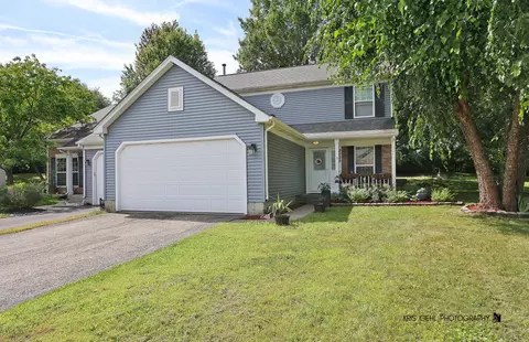 2525 Applewood Ln, Woodstock, IL 60098