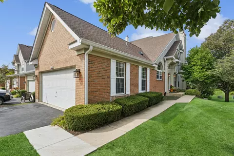 350 Cimarron Rd E, Lombard, IL 60148