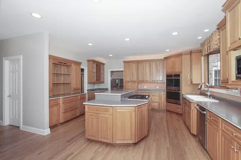 Kitchen - 37 River Ridge Dr, Sleepy Hollow, IL 60118 photo 1 of 3
