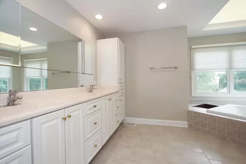 Bath - 37 River Ridge Dr, Sleepy Hollow, IL 60118 photo 2 of 6