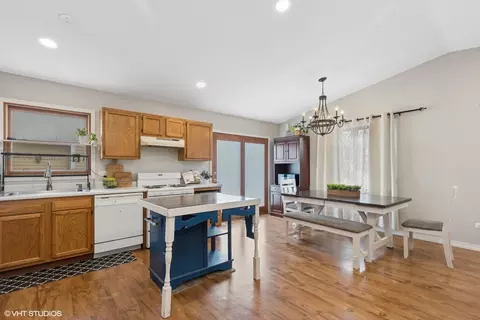 Kitchen - 35720 N Laurel Ave, Ingleside, IL 60041 photo 4 of 5