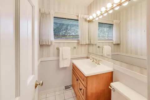 Bath - 516 Short Ln, Glenview, IL 60025 photo 2 of 2