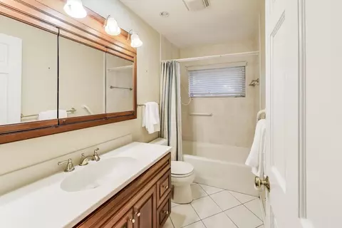 Bath - 516 Short Ln, Glenview, IL 60025 photo 1 of 2