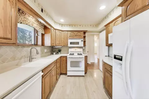 Kitchen - 516 Short Ln, Glenview, IL 60025 photo 2 of 4