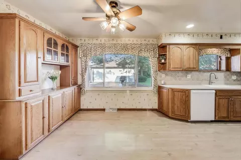 Kitchen - 516 Short Ln, Glenview, IL 60025 photo 3 of 4