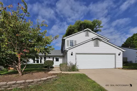 205 S Cross Trl, Mchenry, IL 60050