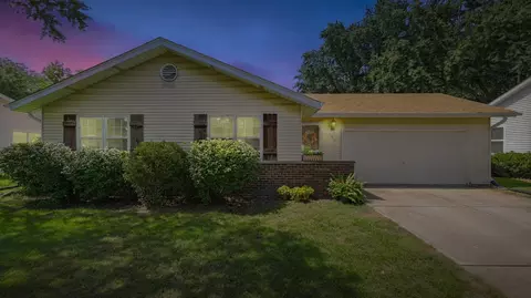 202 Larchwood Ln, North Aurora, IL 60542