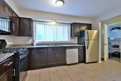 Kitchen - 565 S Lyman Ave, Des Plaines, IL 60016 photo 3 of 3