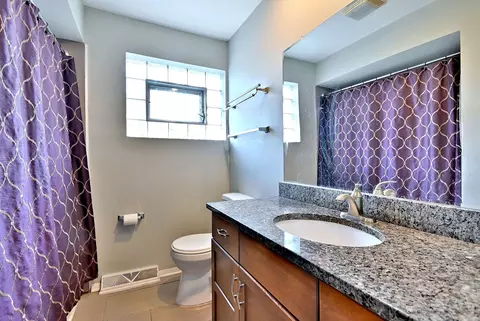 Bath - 565 S Lyman Ave, Des Plaines, IL 60016 photo 1 of 1