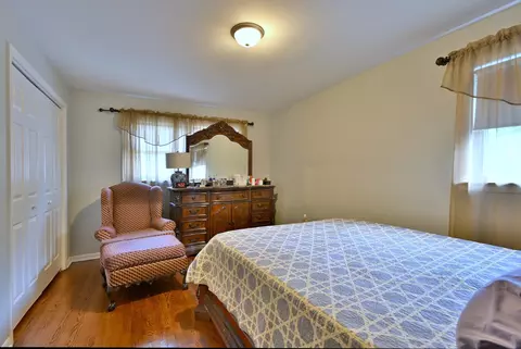 Bedroom - 565 S Lyman Ave, Des Plaines, IL 60016 photo 1 of 3