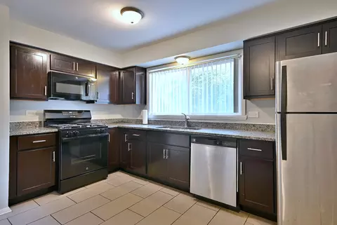 Kitchen - 565 S Lyman Ave, Des Plaines, IL 60016 photo 1 of 3