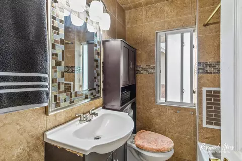 Bath - 355 S Myrtle Ave, Kankakee, IL 60901 photo 1 of 1