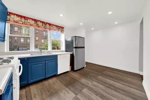 Kitchen - 75 E 37th Pl, Chicago, IL 60653 photo 2 of 2