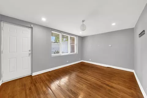 Living - 75 E 37th Pl, Chicago, IL 60653 photo 1 of 2