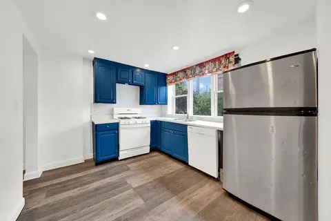 Kitchen - 75 E 37th Pl, Chicago, IL 60653 photo 1 of 2