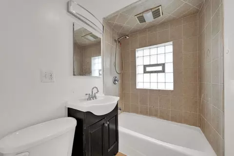 Bath - 75 E 37th Pl, Chicago, IL 60653 photo 1 of 1