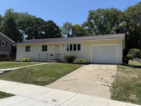 1748 Ridge Dr, Freeport, IL 61032
